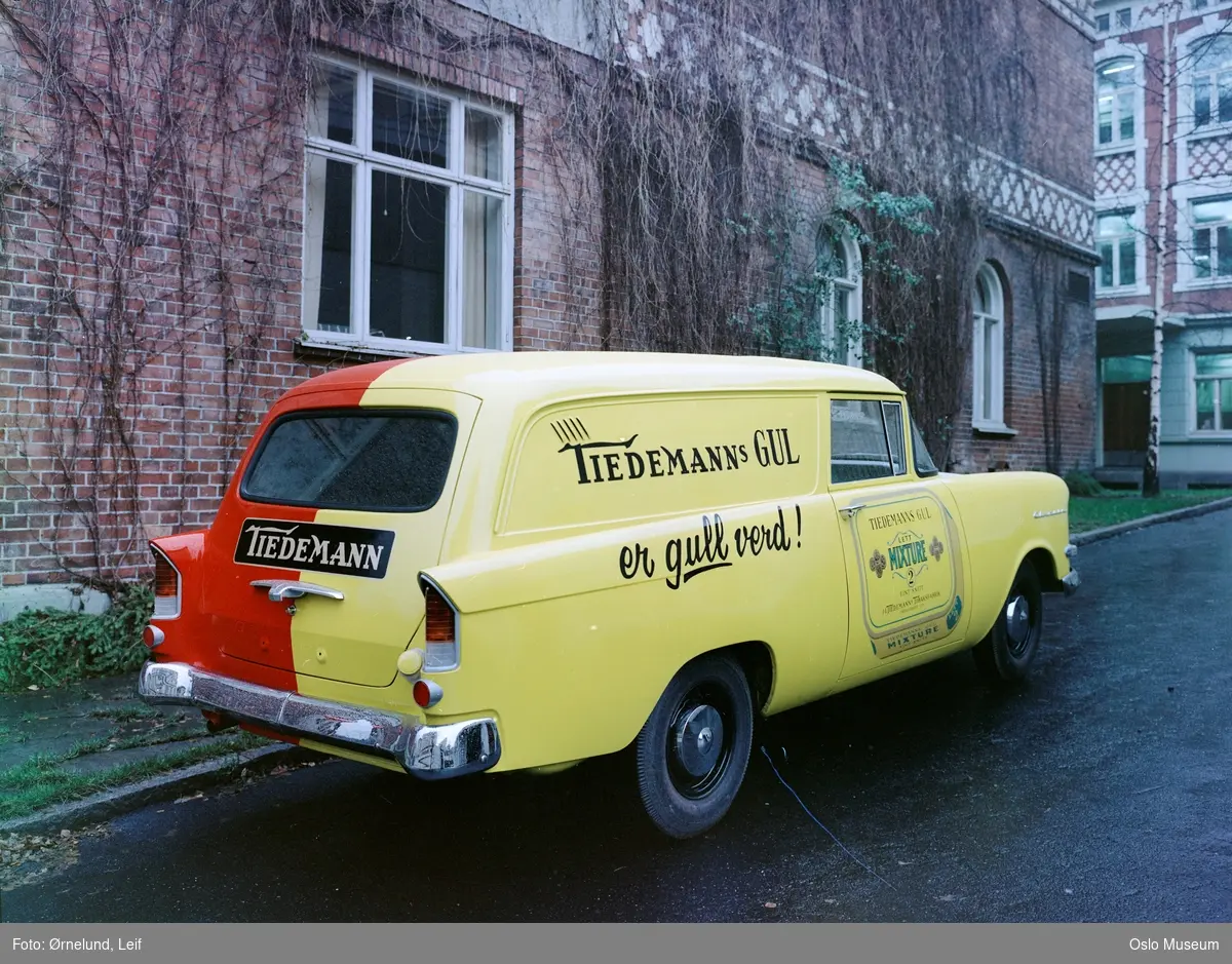 Opel varebil, reklame for Tiedemanns tobakksfabrikks Gul Mix, fabrikkbygning