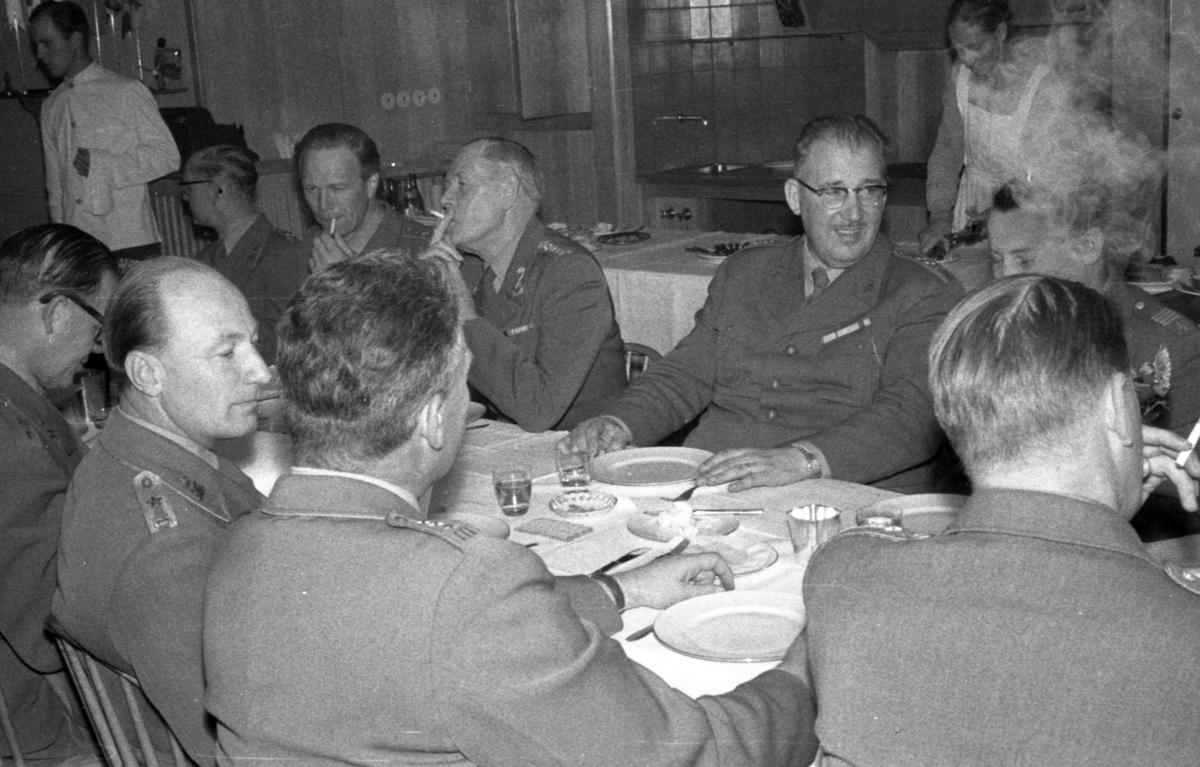 Milomästerskap bil 1958 i Mullsjö. Gemensam middag. I mitten stf befälhavaren för III. militärpmrådet, överste Lemmel och C T 2, överste Sandberg.