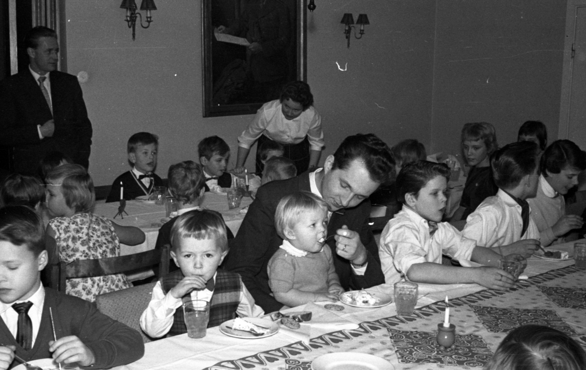 Barnfest med julgransplundring och tomtebesök på T 2 mäss 1959.