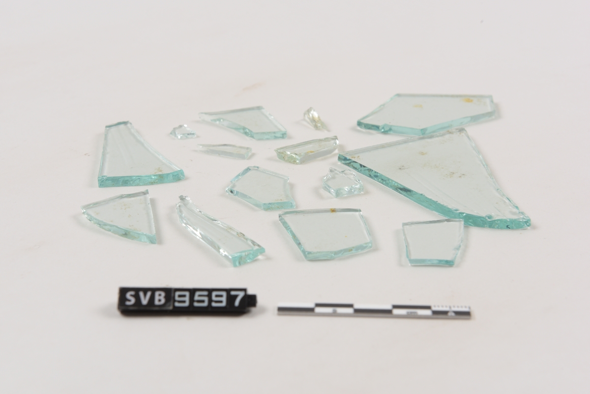 Fragment av glass. Gjennomsiktig med grønt skjør.
