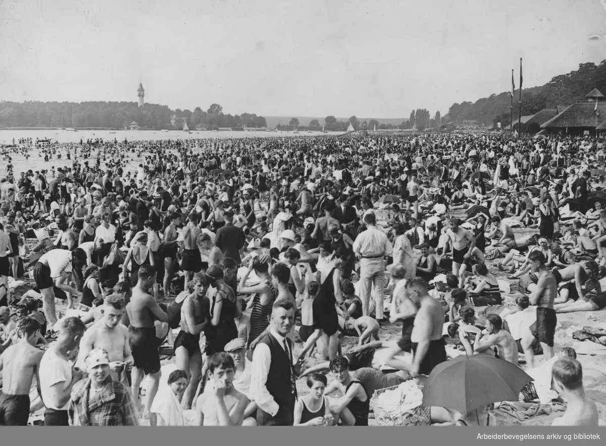 Strandbad Wannsee. Populært badested utenfor Berlin. Udatert. Begynnelsen på 1930-tallet. Arbeidermagasinet/Magasinet for Alle