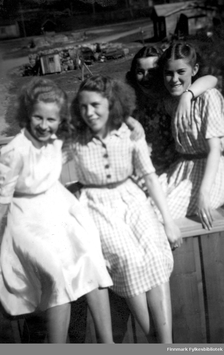 Fire jenter kledt i lyse sommerkjoler. Fra venstre: Bjørg Thorstensen, Inger Seljemo, Inger Vorren, og Ruth Seljemo. Bildet er tatt på trappa til Arthur Seljemos hus i Bjørnevatn