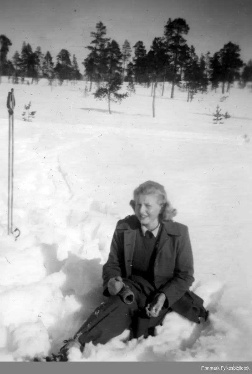 På skitur. Aud Sneve fra Kirkenes, sitter i snøen