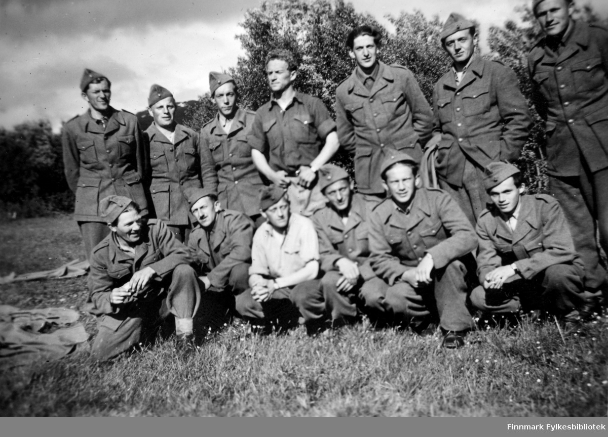 Rep.øvelse på Drevjamoen i 1952. I fremste rekke sitter fra venstre: Larsen (Golnes), Ekman (Kirkenes), Fritz Ebeltoft (Vadsø), Oskar Pedersen (Kirkenes), Martin Seljemo (Bjørnevatn), og en gutt fra Neiden. De er alle kledt i uniformer