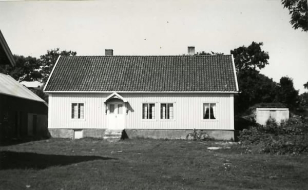 Gärdets gård i Vallda med bostadshus, jordkällare och ekonomibyggnad.