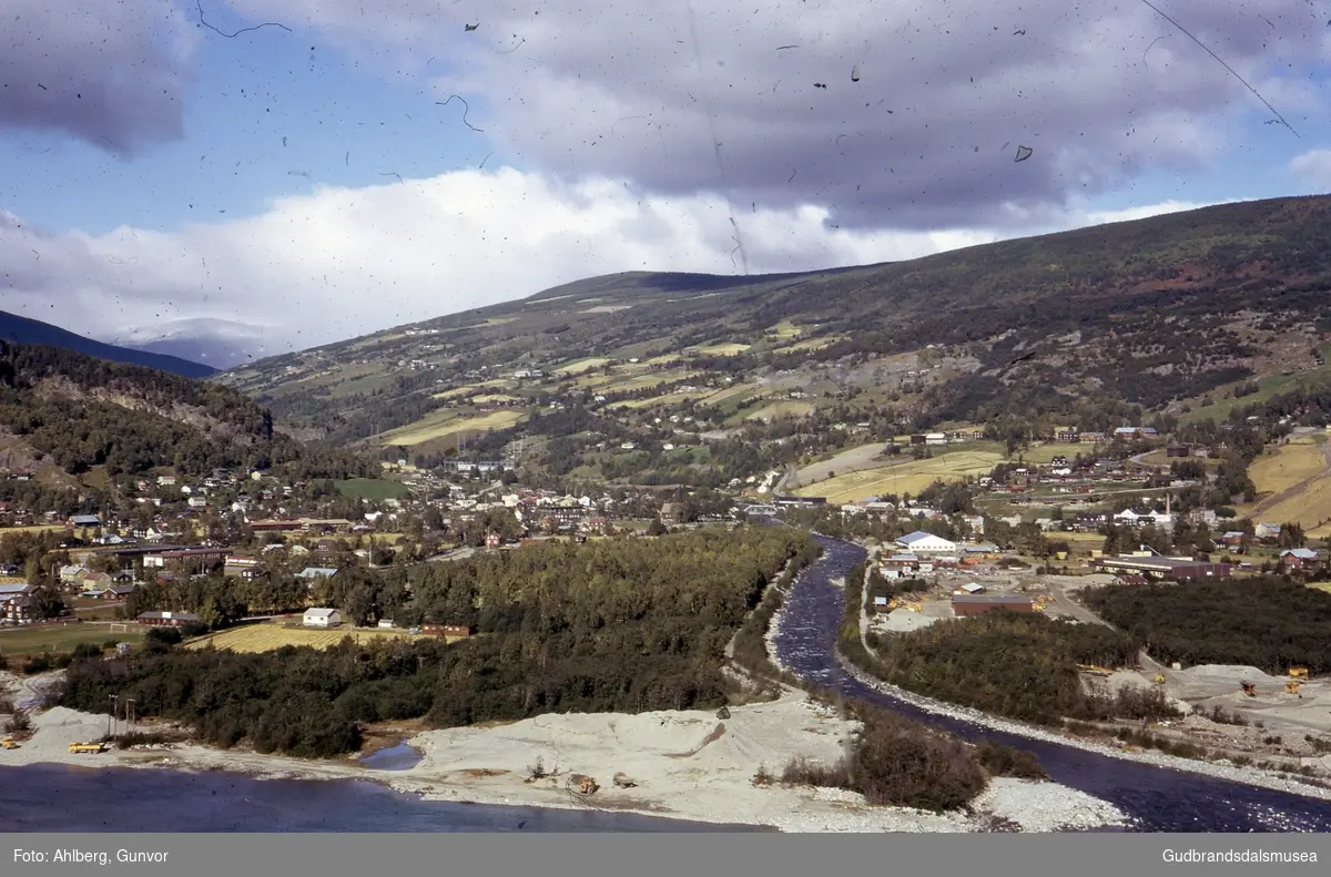 Vågå 1974
Vågåmo mot Finntryu. Bakgrunnen i midten: Nedre Rishovdaen 1048. Lengst bak til v. Gjerdingshøe 1754
