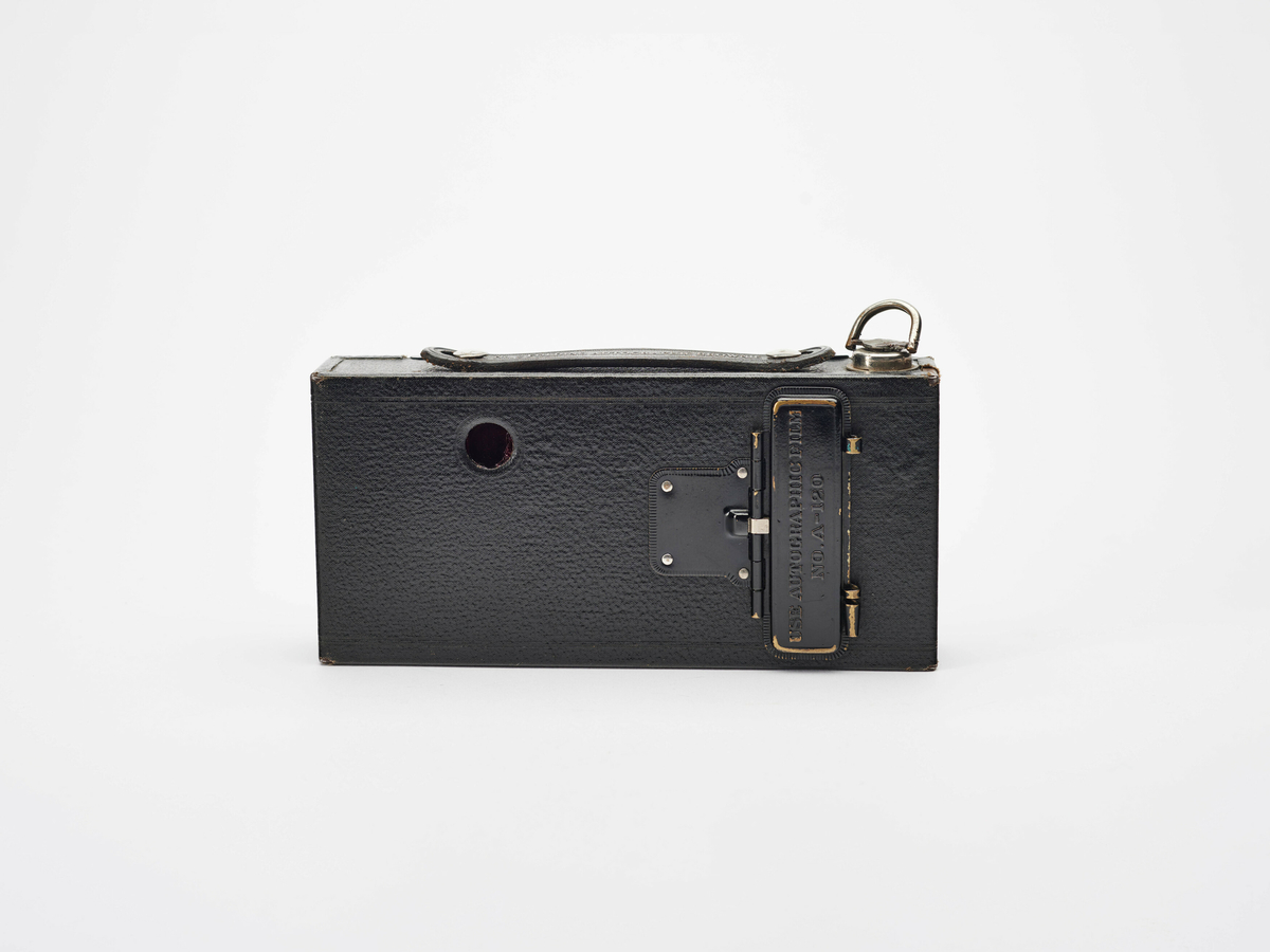 No. 2 Folding Autographic Brownie er et foldekamera for A120 rullfilm, produsert av Eastman Kodak i perioden 1915 til 1926. Kameraer med Autographic-funksjon er utstyrt med en penn. Autographic-funksjonen gjør det mulig å skrape inn informasjon på negativene gjennom en tilpasset luke på kameraets bakside. Dette eksemplaret mangler penn.