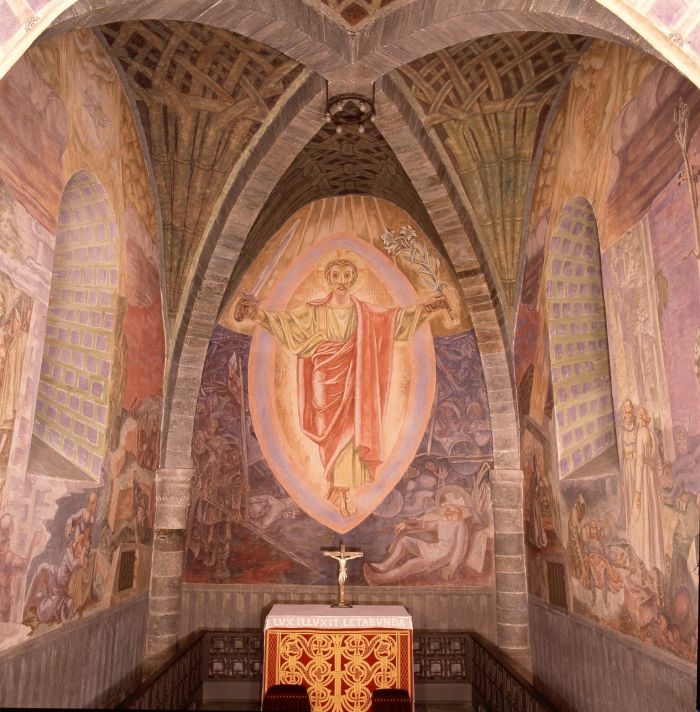 Koret i Stiklestad kirke. Dekorert av Alf Rolfsen til 900-årsjubileet for slaget på Stiklestad i 1939. Foto: kirkesøk.no