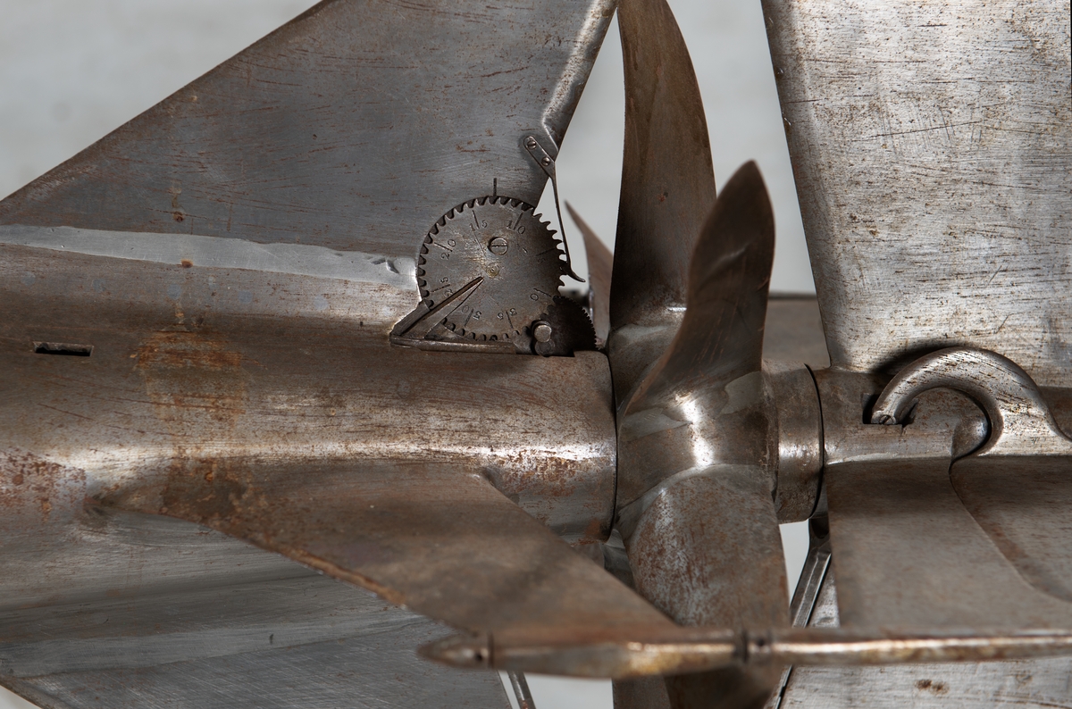 Ej vertikala roder.
Sexbladig propeller, trecylindrig maskin, ca 34 hk. 19 knops fart.
65 kg/cm2 lufttryck. Laddning av 26 kg bomullskrut. Avsedd för 1:a kl torpedbåtar HUGIN, MUNIN, FREKE, GERE m fl. 25 ex tillverkades av denna torpedtyp.