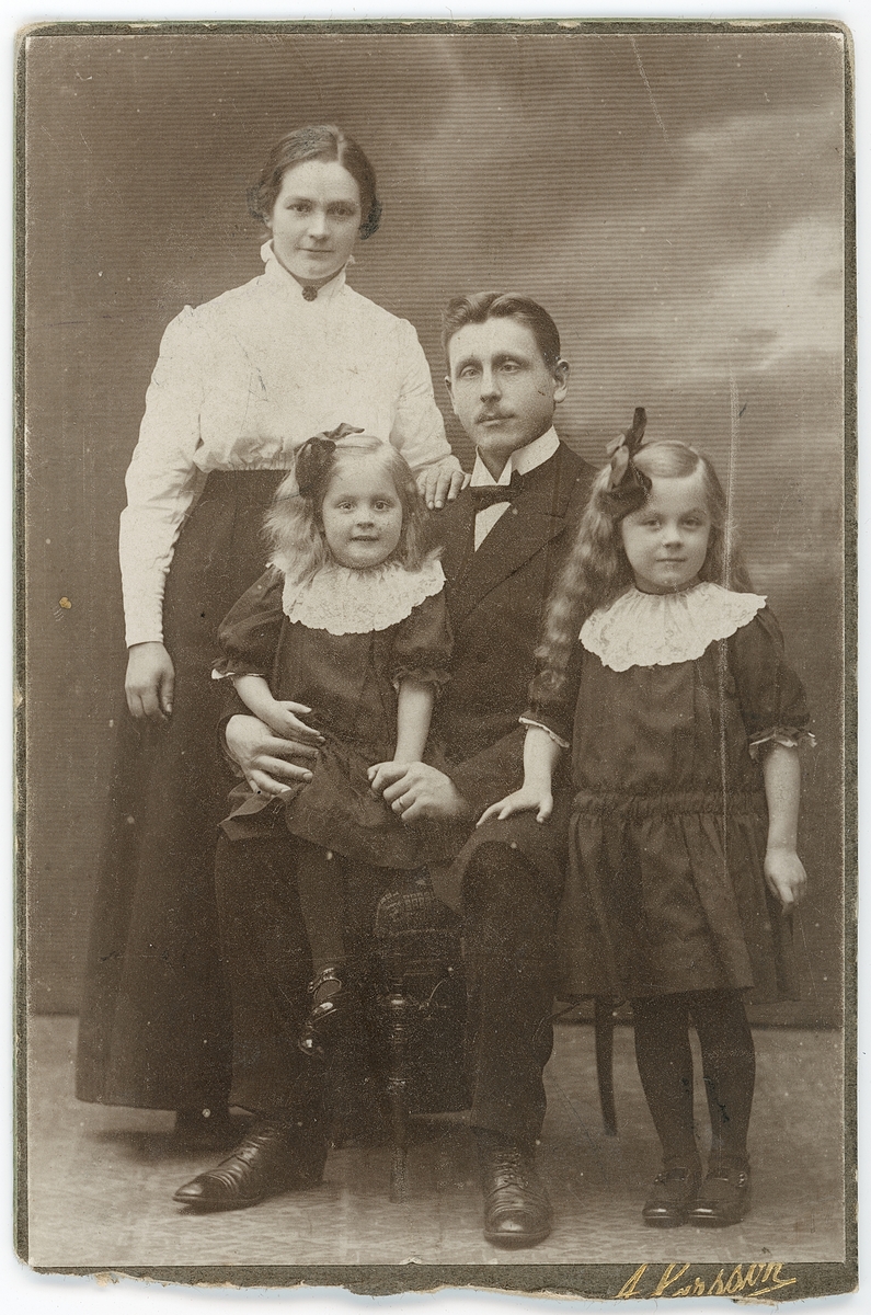 Kabinettsfotografi - Edvin med familj, Uppsala 1917