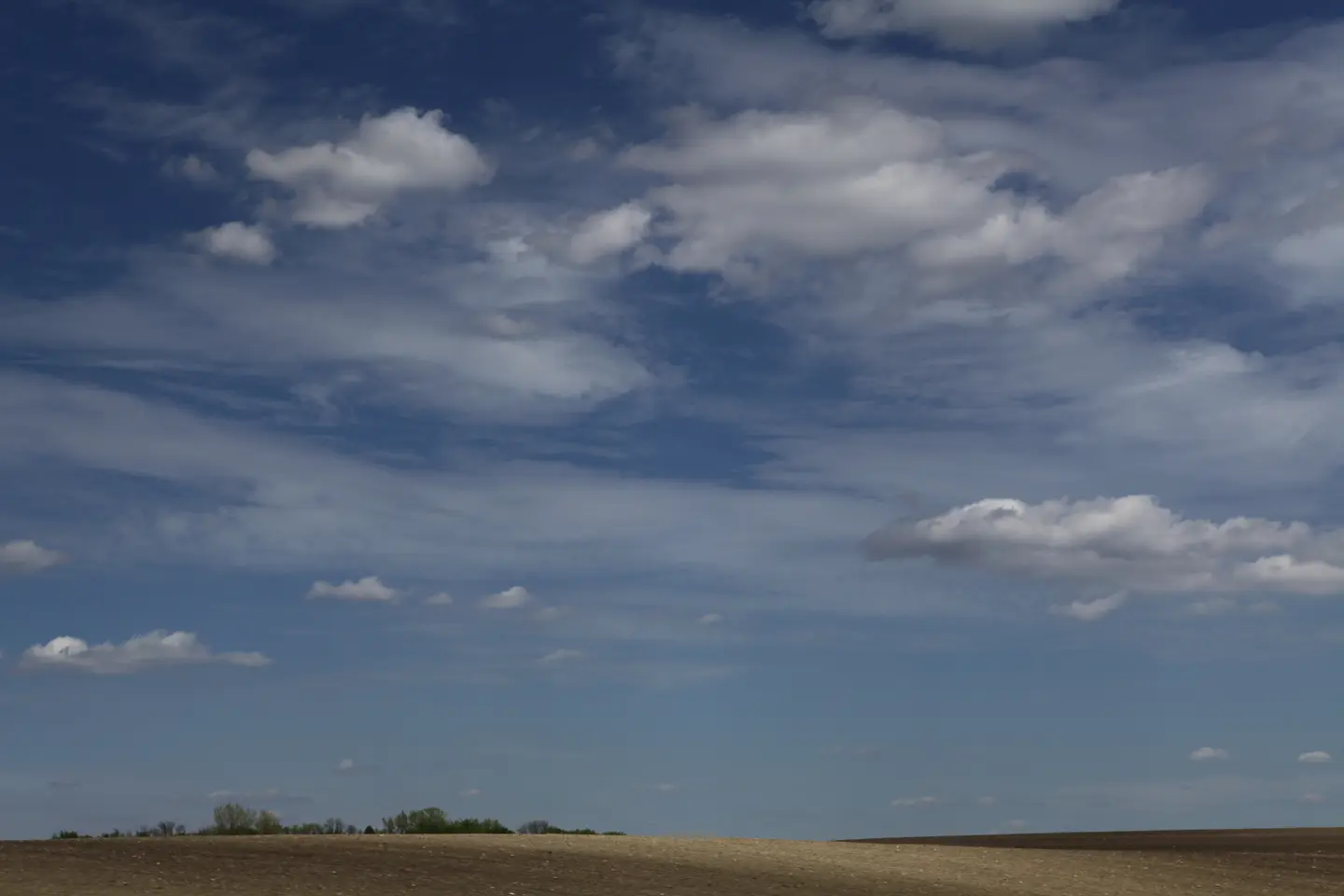 Høg himmel over prærielandskap