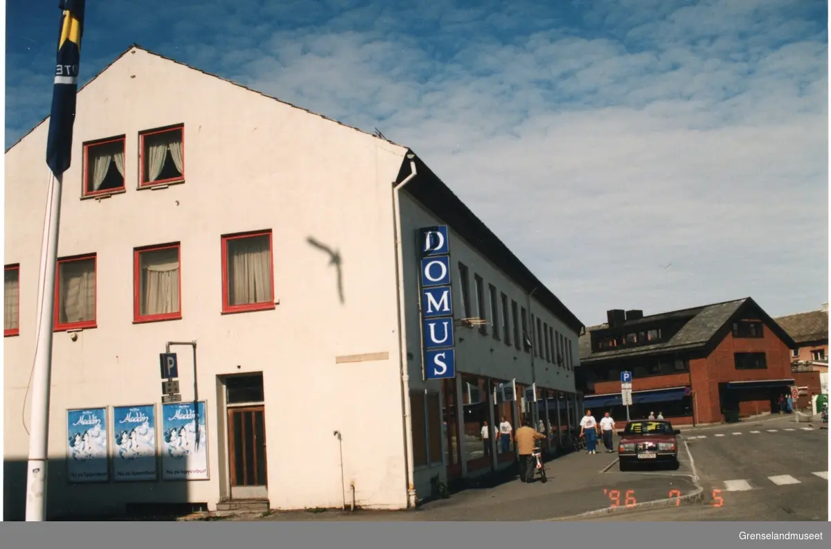 Krysset mellom Kielland Torkildsensgate og Pasvikveien. Forretningen Domus i den hvite bygningen til venstre og Den Norske Bank i murbygningen til høyre. 