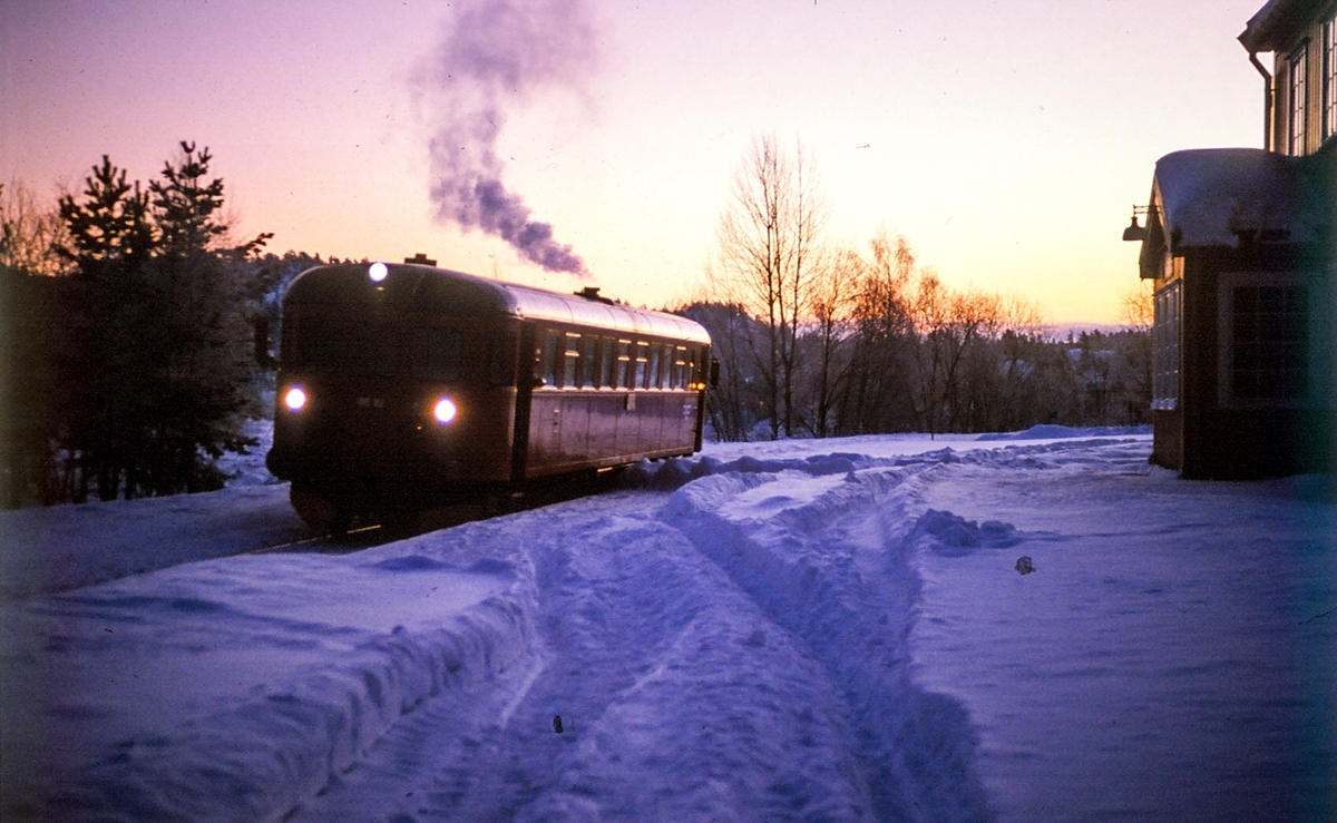 Motorvogn Bm.86.10 ved Merkebekk stasjon. Vinter 1988.