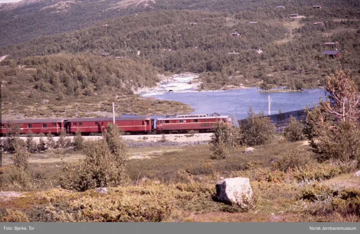 Elektrisk Lokomotiv El 14 Med Dagtoget Fra Oslo Til Bergen Tog 601 Ved Smettbakk Nær Ustaoset 