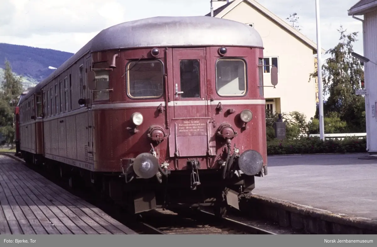 Diesellokomotiv Di 2 med søndagstoget til Eina, tog 286, på Fagernes stasjon