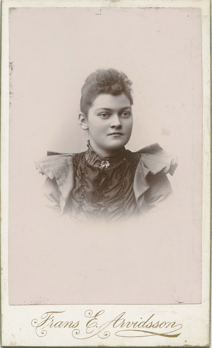 Porträtt på Karolina Carlsson. Född 31 mars år 1877.