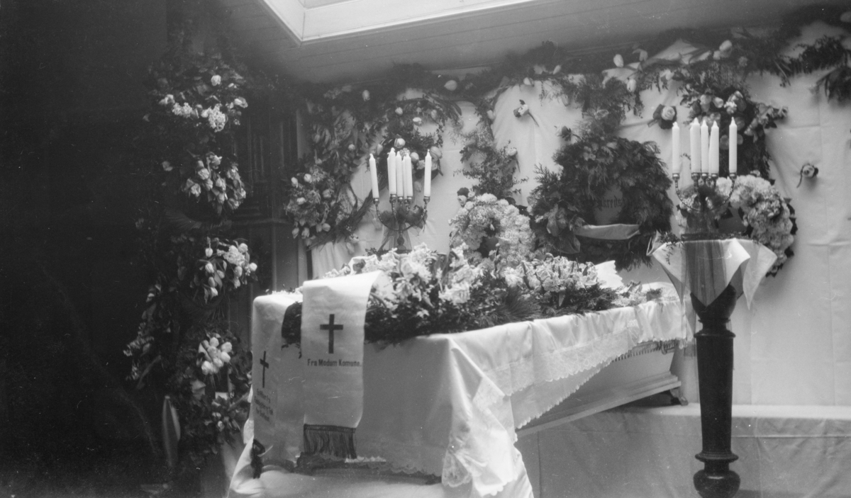 Christian Skredsvigs båre før begravelse i Eggedal kirke i januar 1924