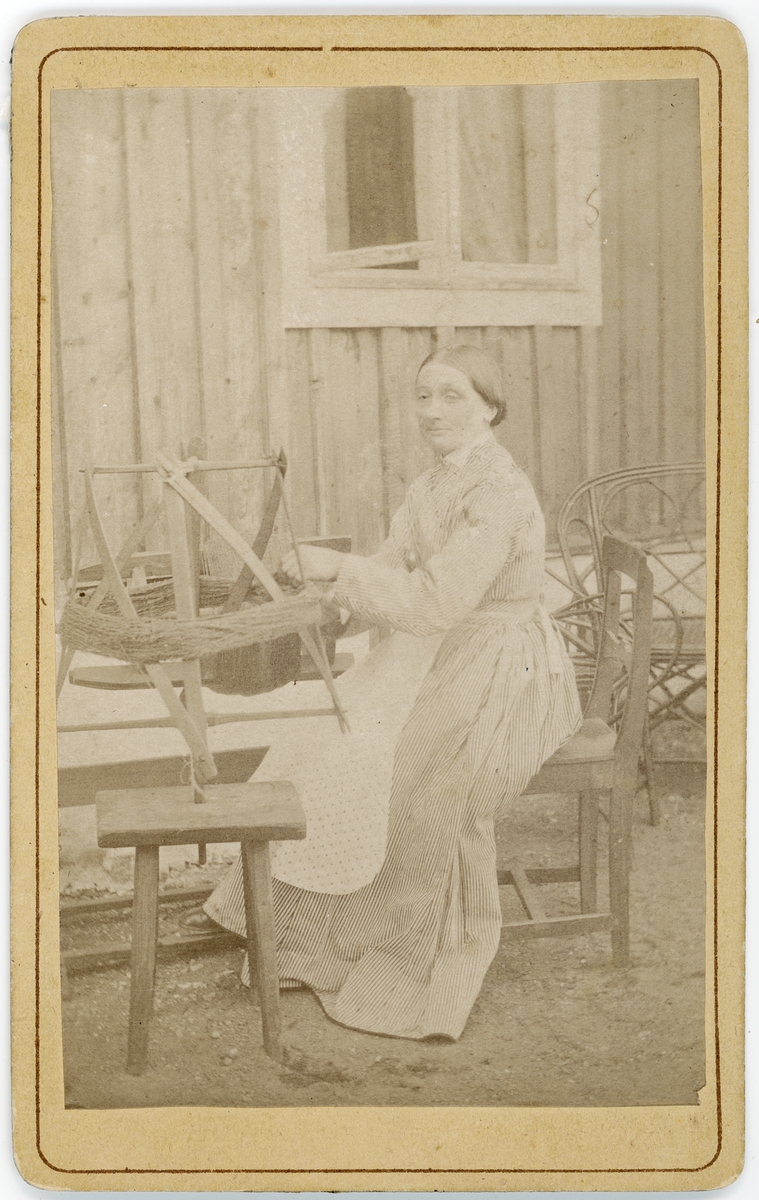 Kvinna vid garnvinda, Krusenberg, Uppland