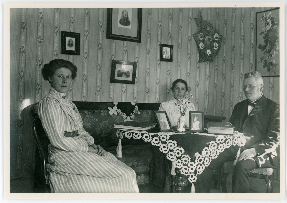 Prosten C. F. Andersson med familj, Alsike prästgård, Uppland 1915