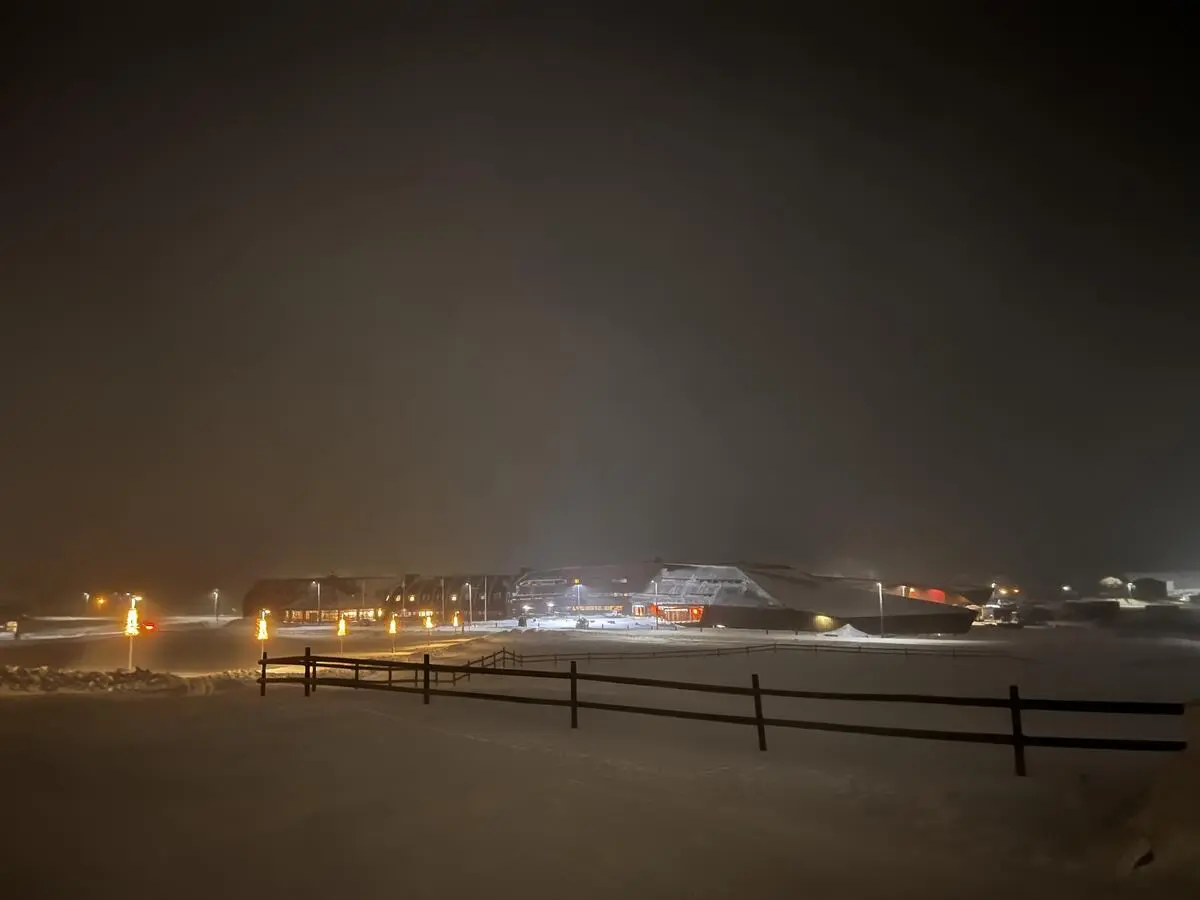 Bildet viser Svalbard museum og Forskningsparken en dag det er dårlig vær.