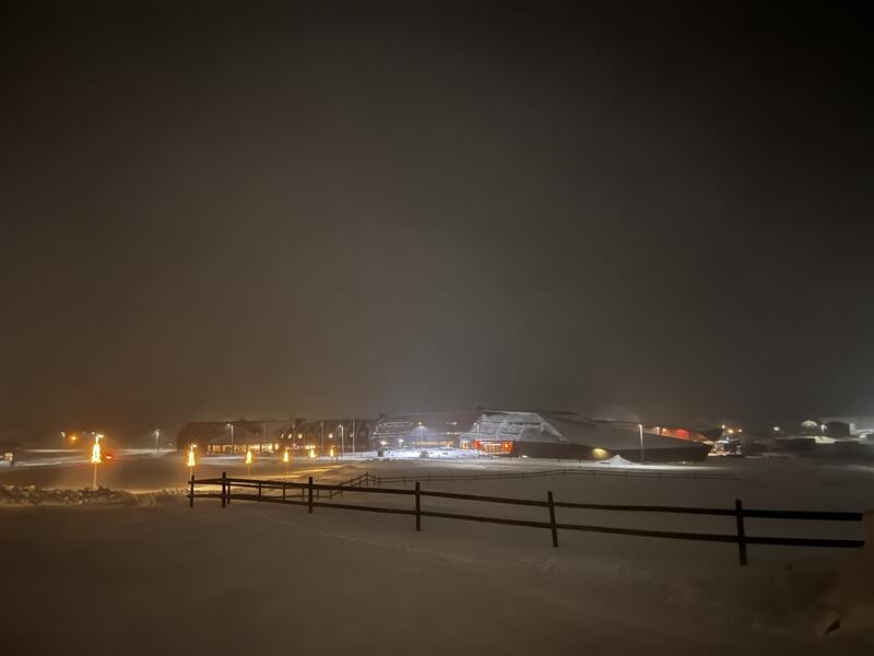 Bildet viser Svalbard museum og Forskningsparken en dag det er dårlig vær.
