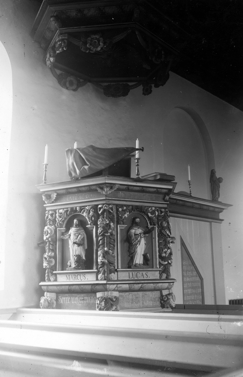 Landa sn. Landa kyrka.
Foto 1 Predikstol och baldakin före behandling, 1949.
Foto 2 Del av predikstol och uppgångsbarriär.
Foto 3 Baldakin.
