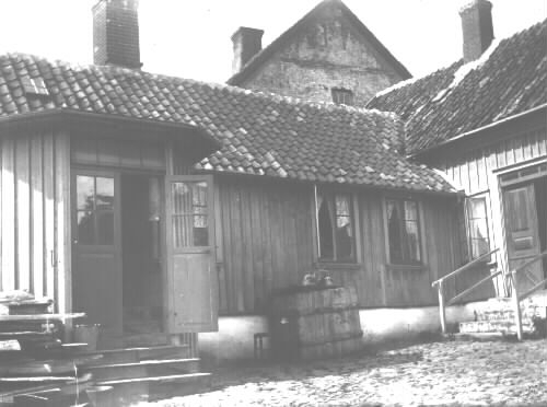 Gårdsbyggnad i söder. Till höger ses gatuhuset. (C.E.)  Nu Hallands Nyheters gård (A.S.)