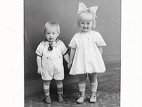 Syskonbild, en pojke och en flicka. Skräddare Bengtssons barn, med adress "Ljunggrens". Bild 2 är defekt.