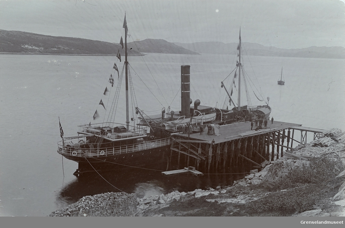 Kongebesøk i 1907. Dampskipet ved kaien i Kirkenes. 