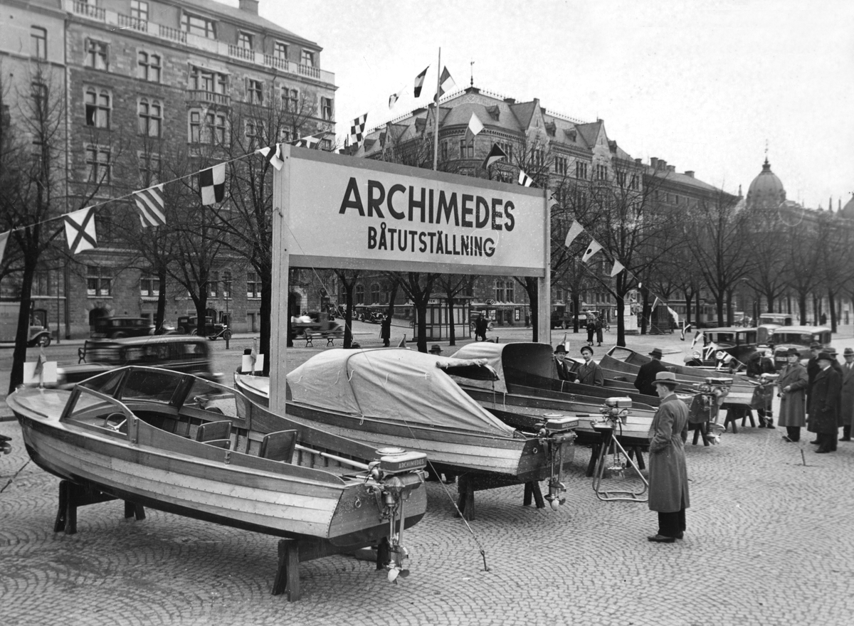 "Archimedes båtutställning". Campingbåtar utställda på Strandvägen, Stockholm.
