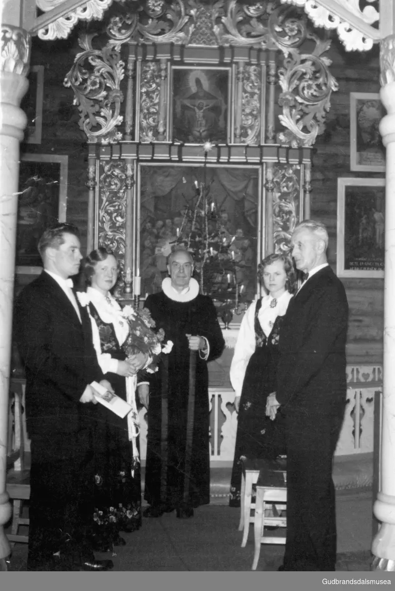 Brudeparet Magne Skjedsvoll (f. 1935) og Marit Skjedsvoll (f. Forberg 1937) i Skjåk kyrkje  
T.h. Randi Skjelkvåle (f. 1938 g. Brandsar) og Emil Nørstegård. 
I midten sokneprest Knur Hol (f. 1905)