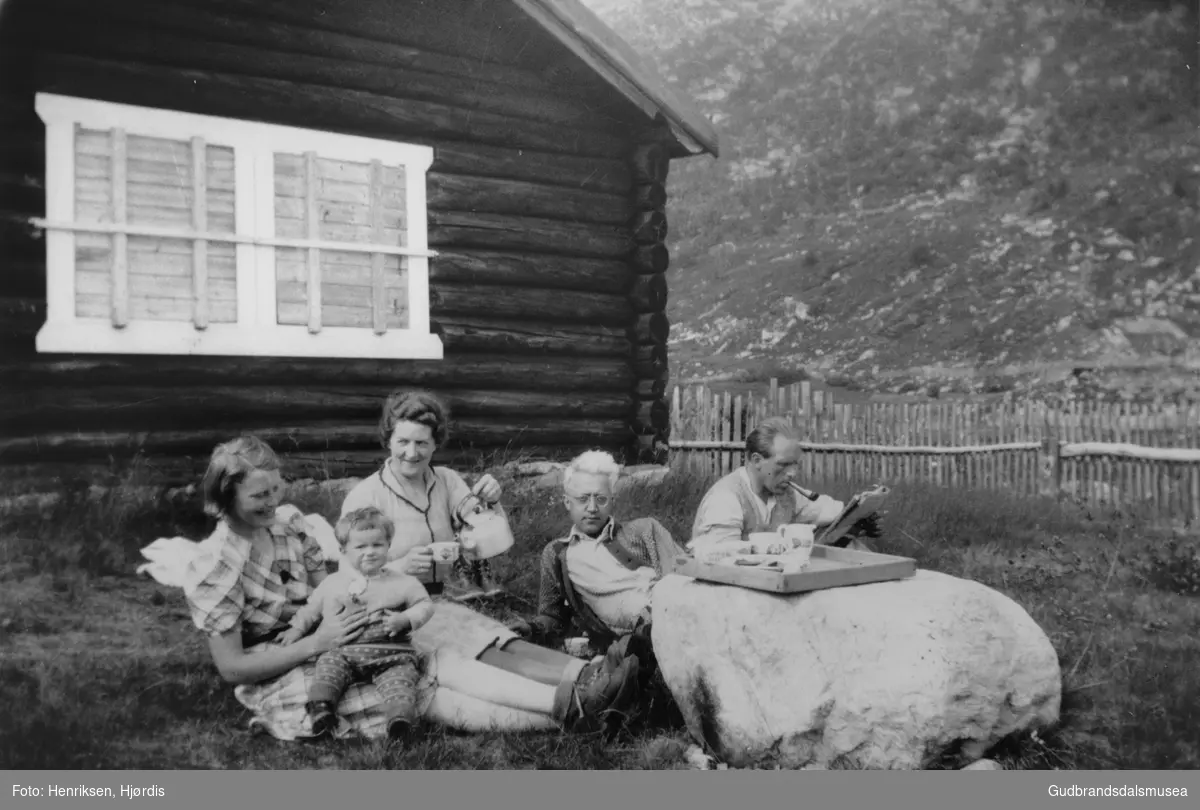 Ved setra til Slette på Mysubytta.  
F.v.: Magna Halvorsen,  Ingeborg Halvorsen (f. 1940 g. Åstrali), Aslaug Halvorsen, Erling Henriksen, Kaare Halvorsen