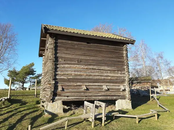 Bildet viser ei gammel kvern. Bygget er laftet.