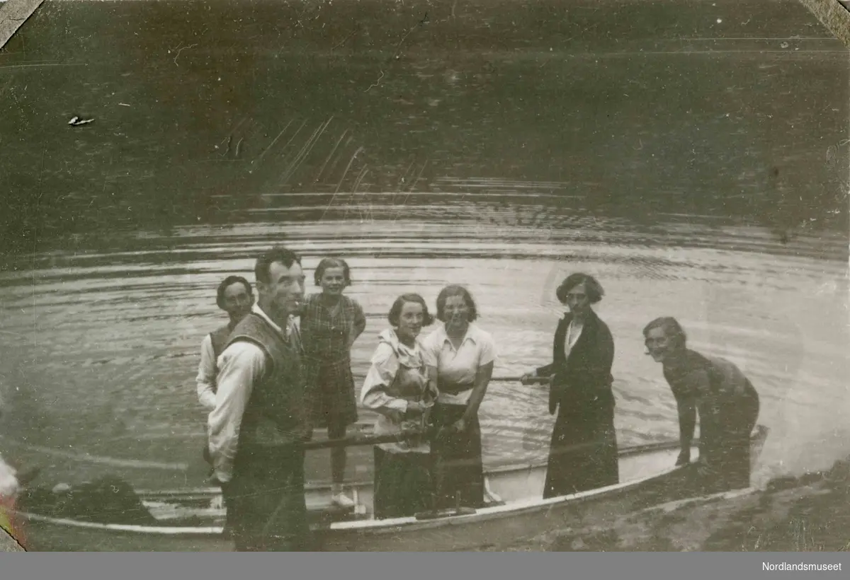 En gruppe mennesker i båt. Tekst i album: Bordstolvatnet 1936.