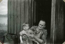 En eldre kvinne med et lite barn.Tekst i album: 1949.