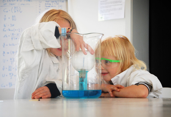 To barn som får prøve et eksperiment.