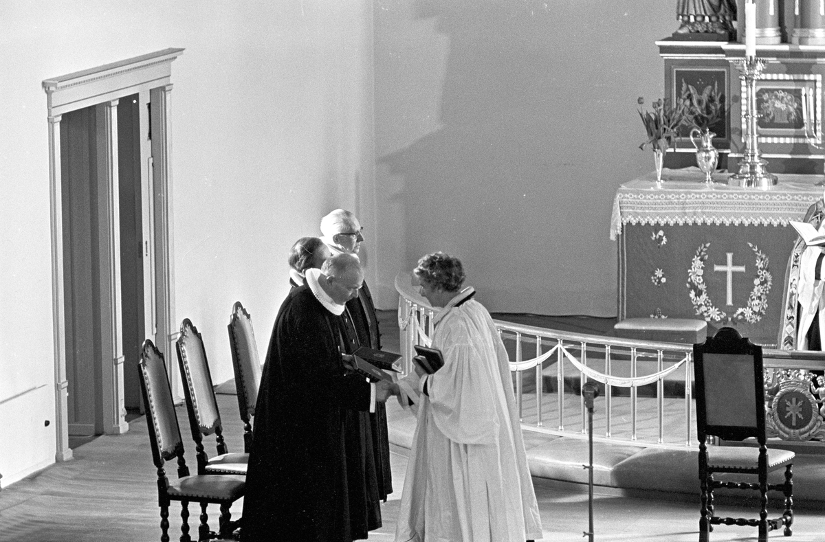 Serie bilder fra ordinering av Ingrid Bjerkås som første kvinnelige prest i den norske kirke, 13. mars 1961 (Heiberg).
Serie reportasjebilder fra hennes virke i Berg og Torsken i Senja, oktober 1961 (Nymark).