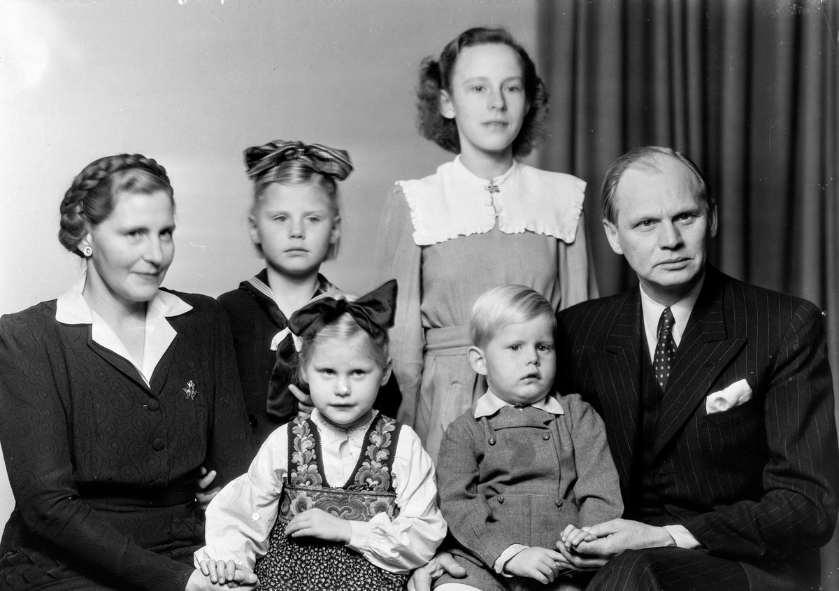 Portrett av Njargel Arnt og Maud og Arnt Njargel gruppebilde med fire barn.