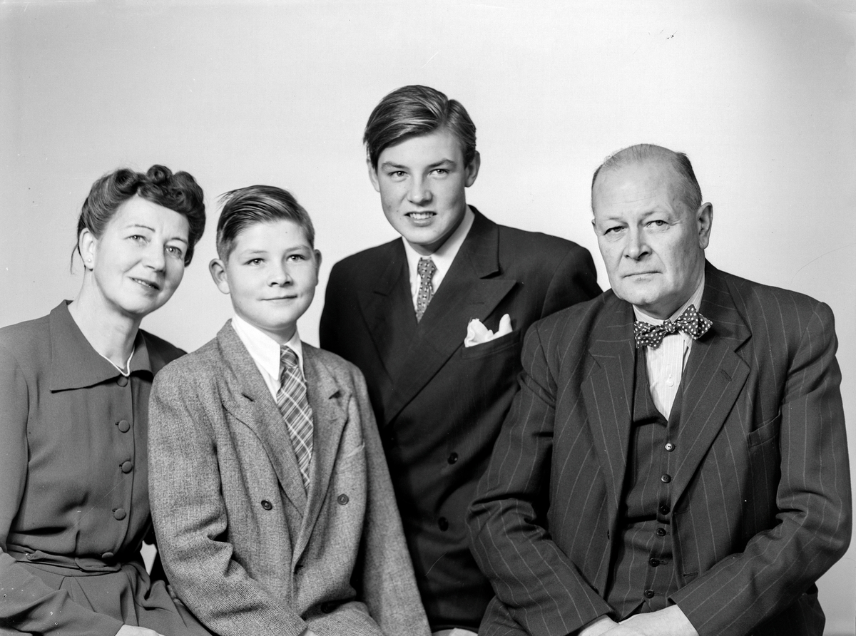 Arkitekt Helge Skoug med kone Else og sønnene Stein-Erik og Helge.