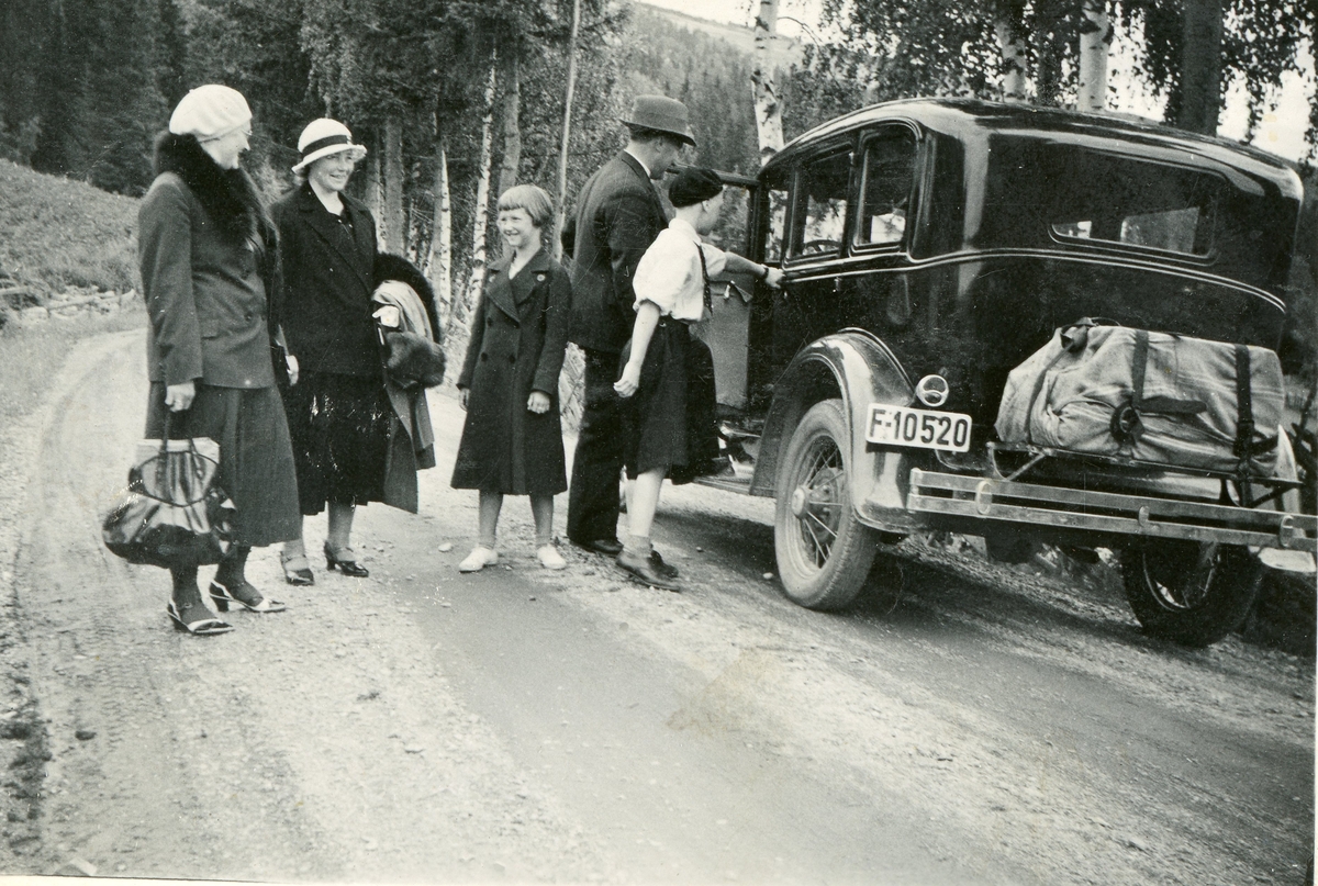 Gruppe. Bilen til Torleiv Løstegård er Ford 1931-modell F-10520. Frå venstre Birgit Eikro, ukjent, Gudrun Løstegård, Torleiv Løstegård og Halvor Løstegård.
