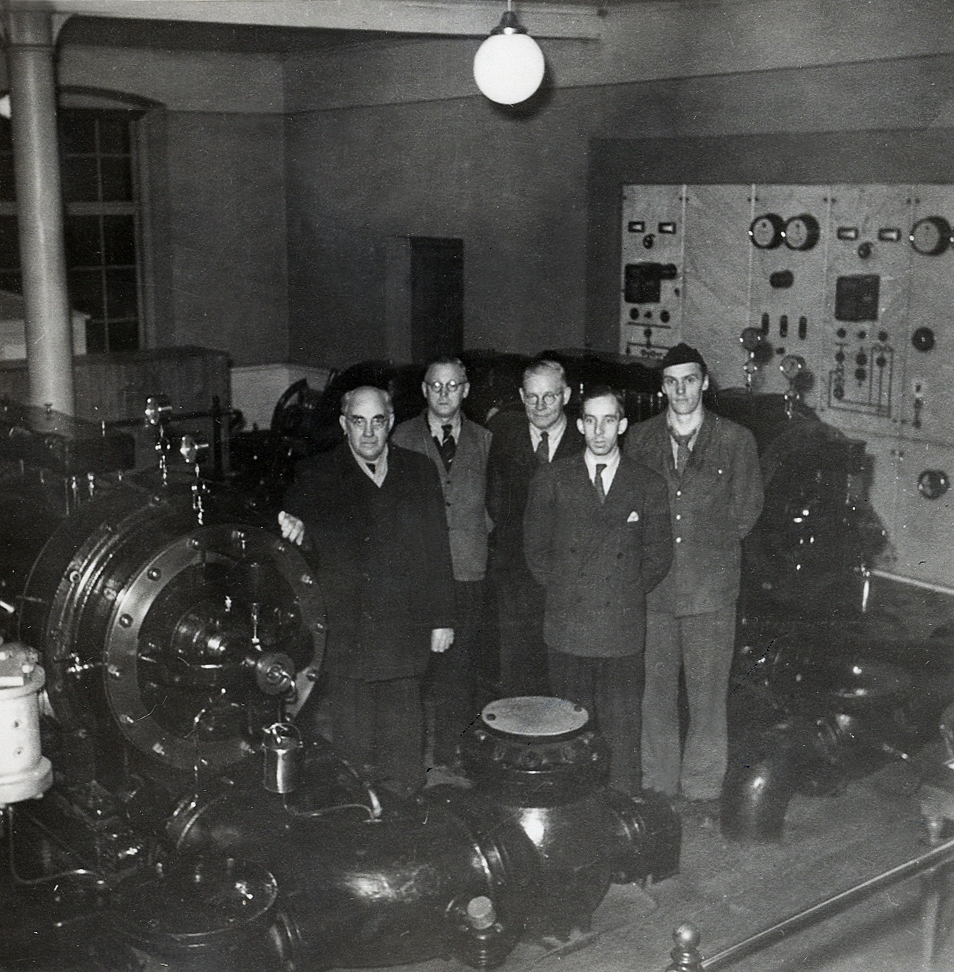 Några män vid en generator på elverket, Växjö 1949.
Längst t. vänster maskinmästare Johan Åström.