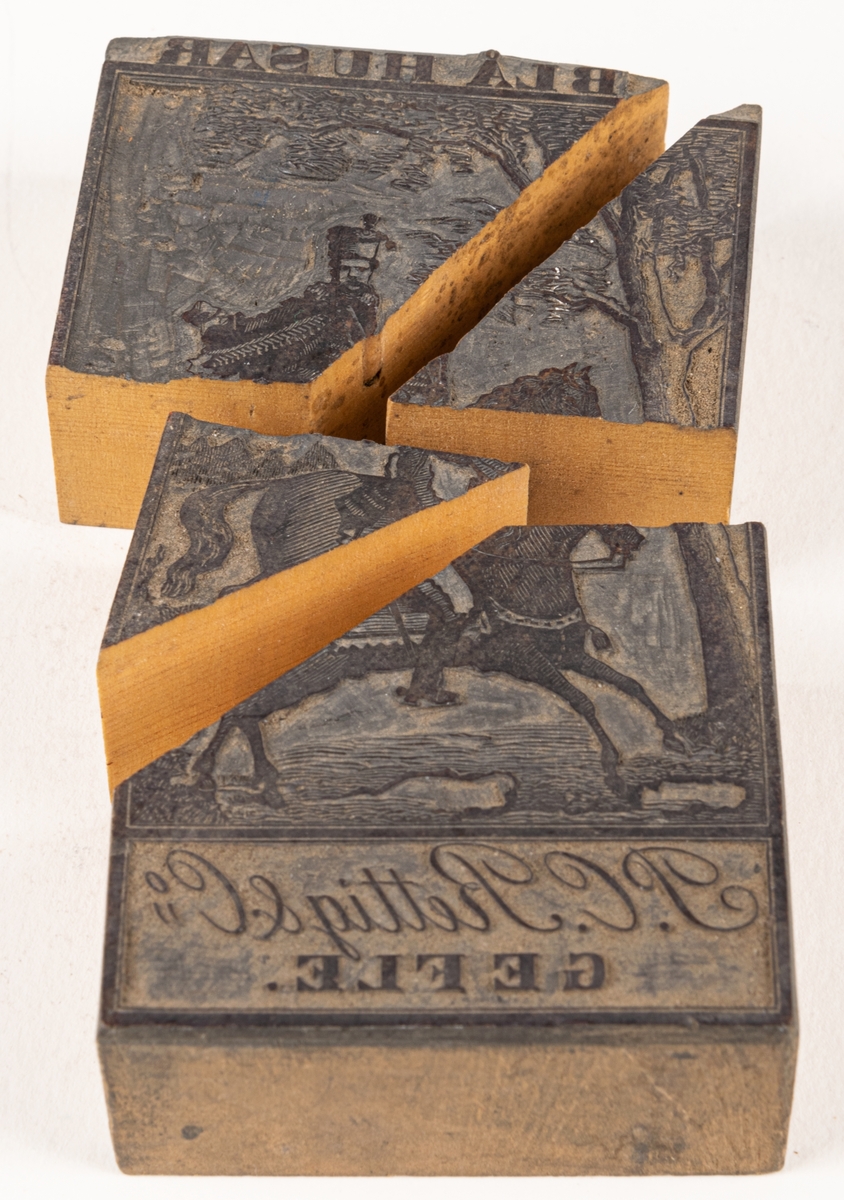 Kliché. Skuren i trä, för etikett till tobaksvara vid namn "Blå Husar".
Söndersågad i 4 delar.