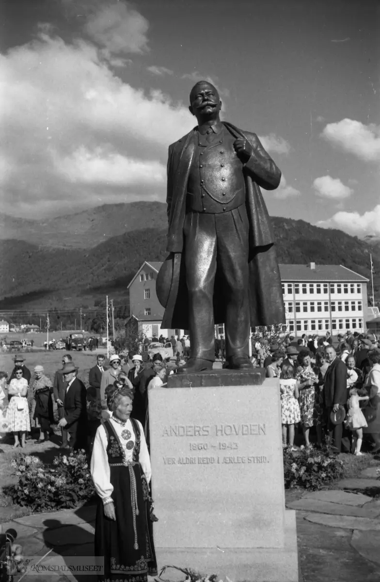 "Volda"."Hovden monument"."1960".14.08.1960. .Avduking av Hovden statuen. Anders Karlson Hovden f.13.04.1860 i Ørsta, d.26.11.1943 i Aker, var en norsk prest og forfatter, i dag kjent som salmedikter.