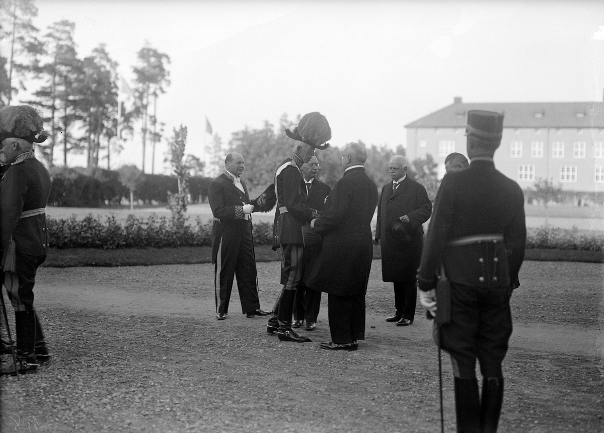 Ögonblick från kung Gustaf V:s besök av Linköpings infanteriregementen 1933. Bland de mottagande ses bland andra landshövding Karl Tiselius.