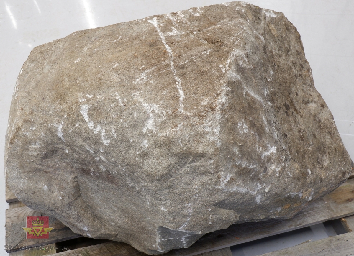 Grovt tilvirket stein med inskripsjon i øvre del. 
Steinen er merket: "Lb No552, ØDEVANDSKOV, 3200 ALEN"