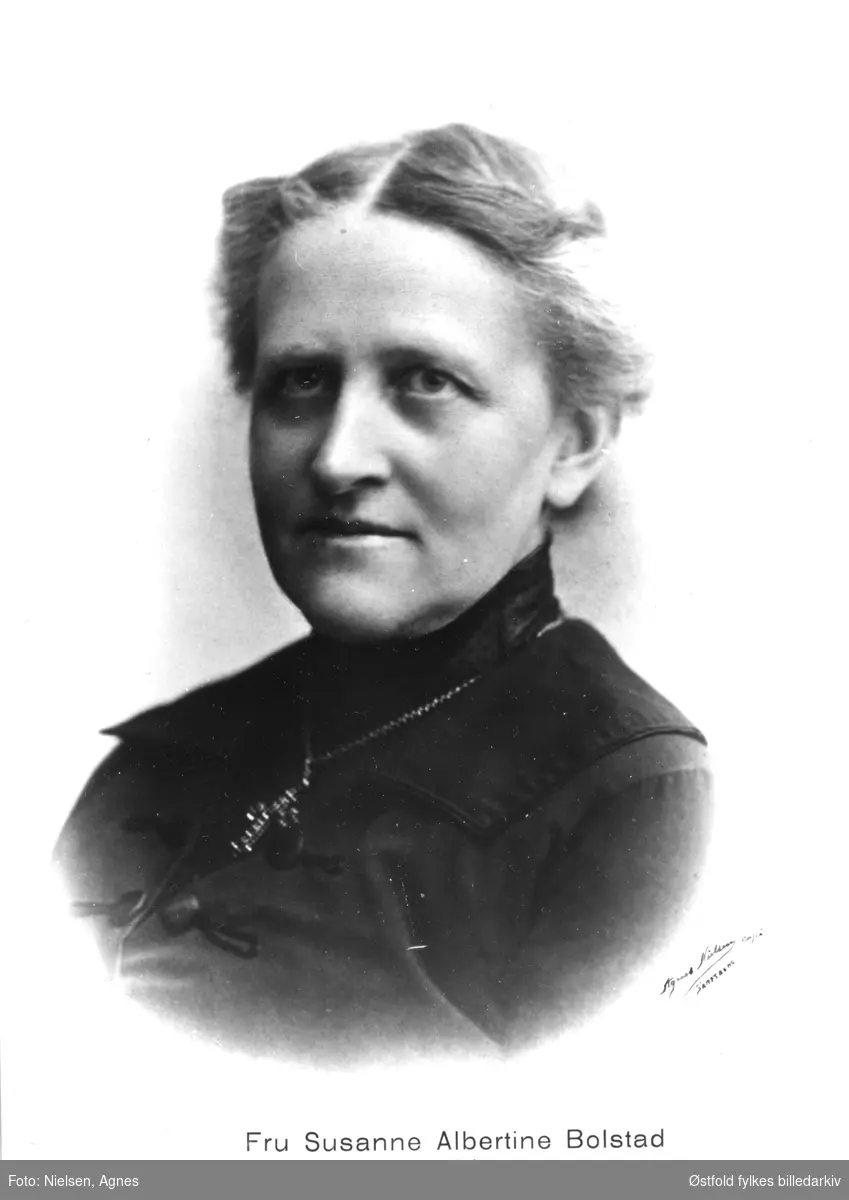 Portrett av prestefrue Susanne Albertine Bolstad. Prestefrue i Varteig fra 1907-15. En av stifterne av Varteig Sanitetsforening i 1914, den første formannen.