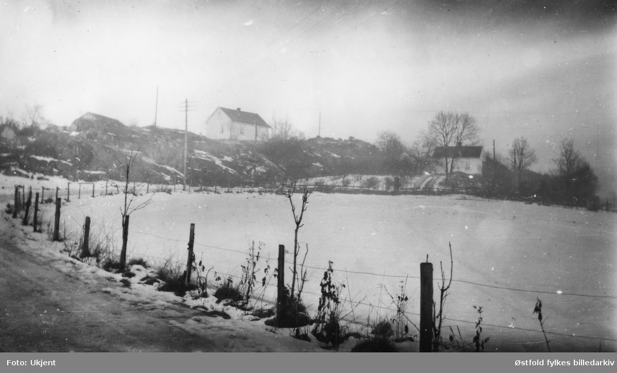 Ved gamle Ålevei i Onsøy en vinterdag, ca. 1917. Huset på toppen tilhørte skomaker Berg på Åle. Gården til høyre tilhørte Anders Forsetlund.