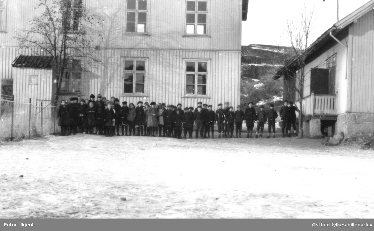 Gamle Åle skole i Onsøy ca. 1917. Det eneste bildet av gamle Åle skole som man kjenner til (E. Mikkelsen & T. Forsberg).