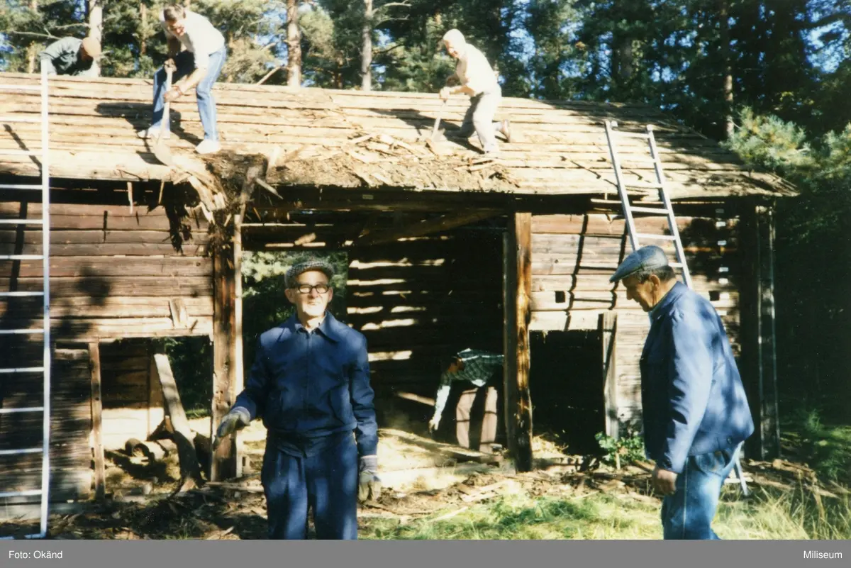 Nedmontering av tak med takstolar samt inredning (loggolv m m ...