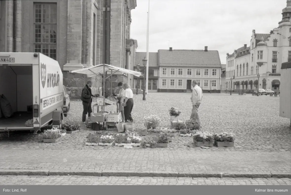 Torghandel på Stortorget i Kalmar. Vy med marknadsstånd och släpvagn mot Östra Sjögatan.